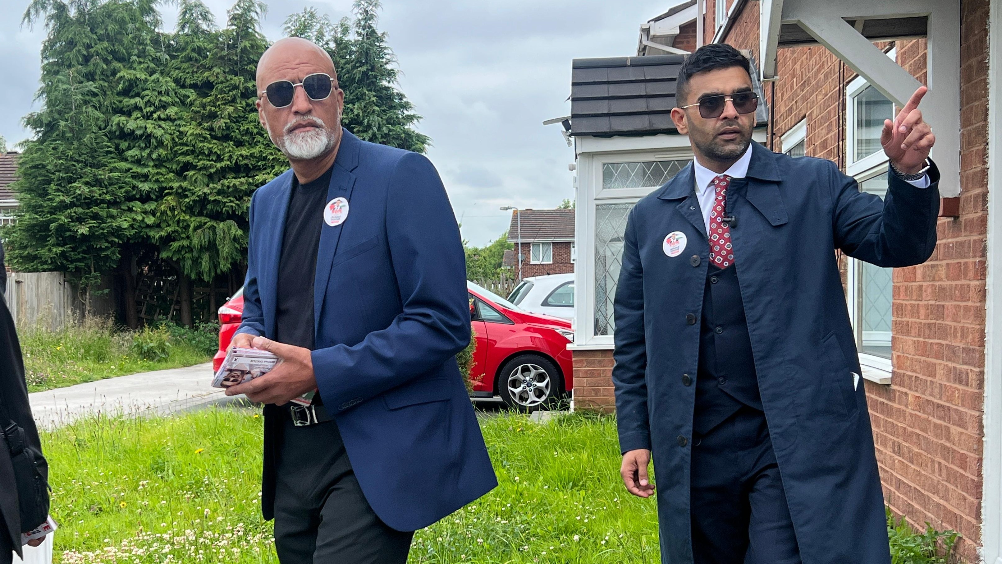 Akhmed Yakoob on the doorstep knocking on doors in Barsall Heath in Birmingham 