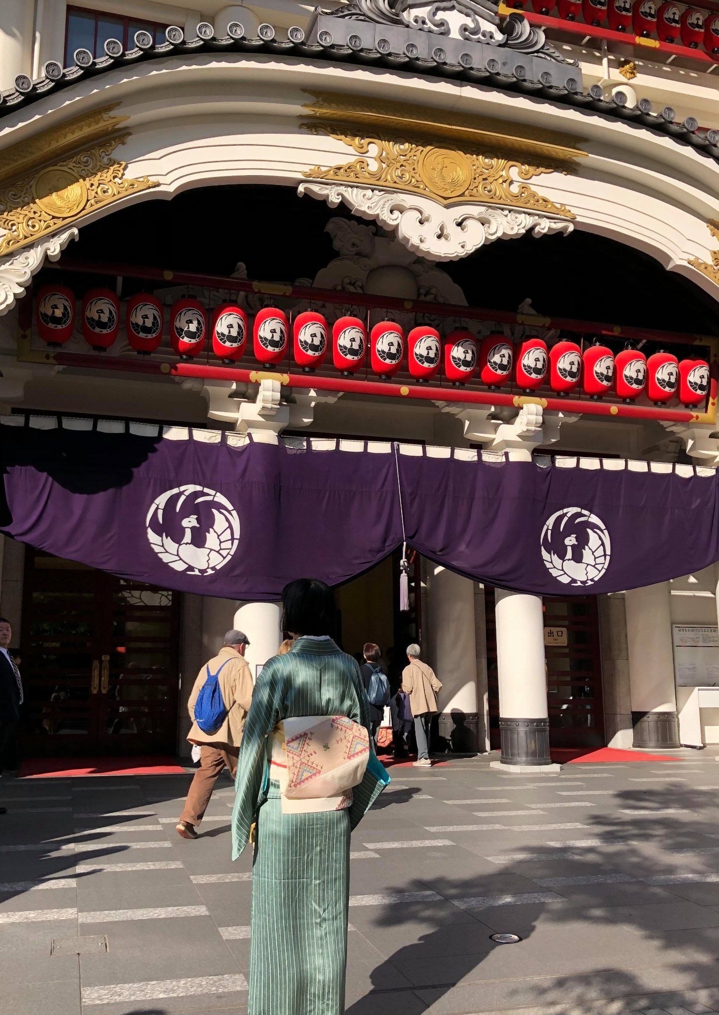 Akimoto porte son obi orné de broderie palestinienne pour les sorties, notamment celle-ci au théâtre kabuki de Tokyo (crédit  Mariko Akimoto)