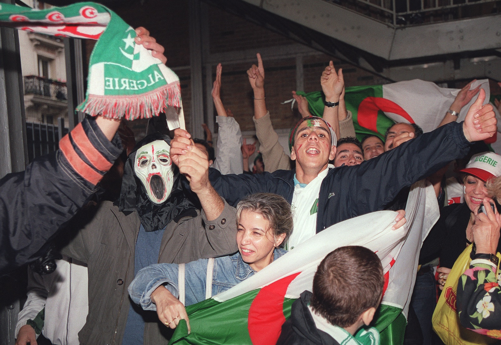 « En sifflant la Marseillaise, ils reprochent aussi à la France de ne pas les reconnaître à cause de leur origine et de leur religion » – Stanislas Frenkiel (AFP)