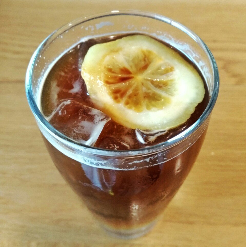 Le mazagran algérien, agrémenté de glace et d’une tranche de citron frais (Wikimedia)