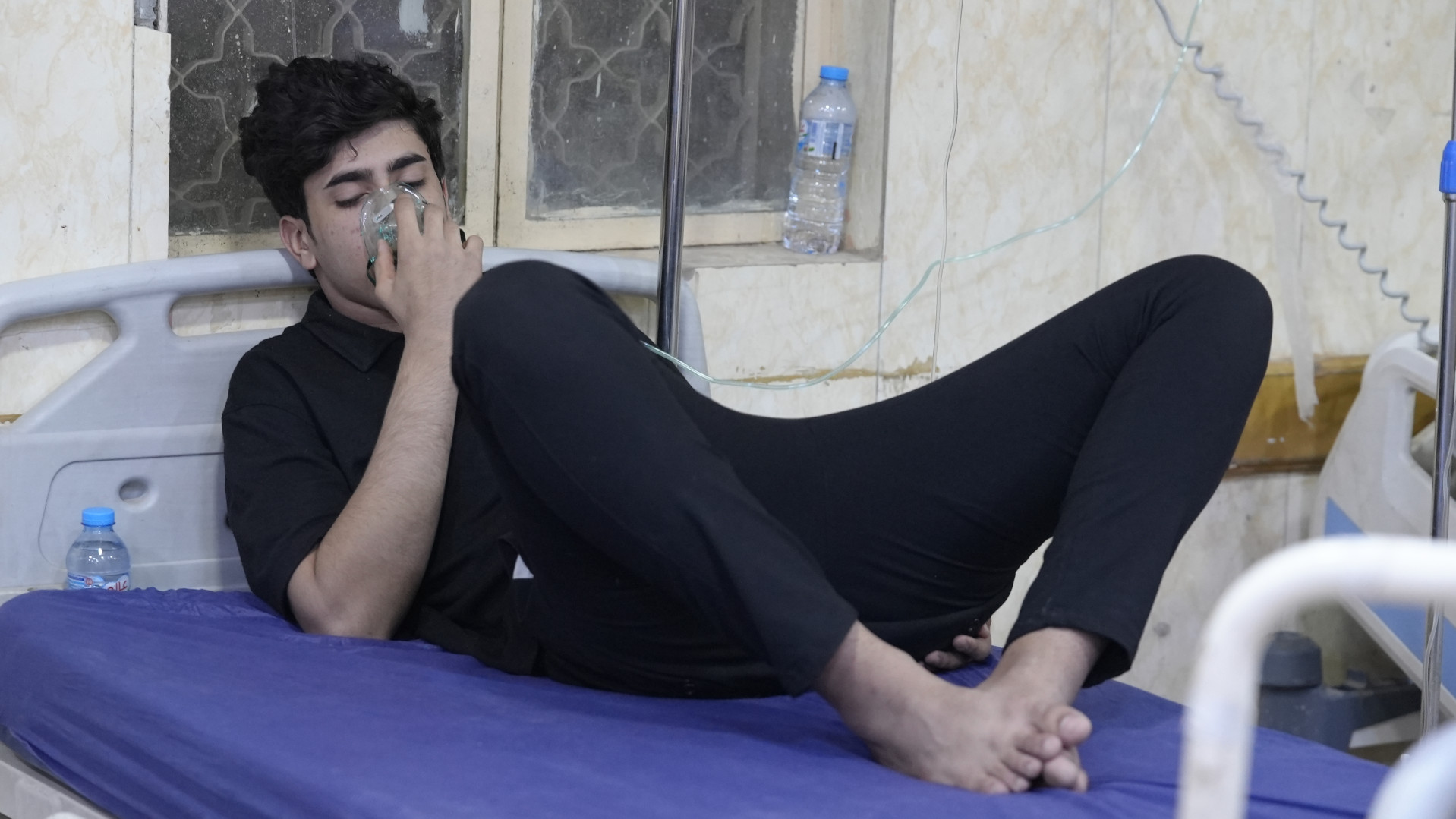 Ali Mousa wearing oxygen mask hospitilized in Basra Teaching Hospital (MEE/Azhar Al-Rubaie