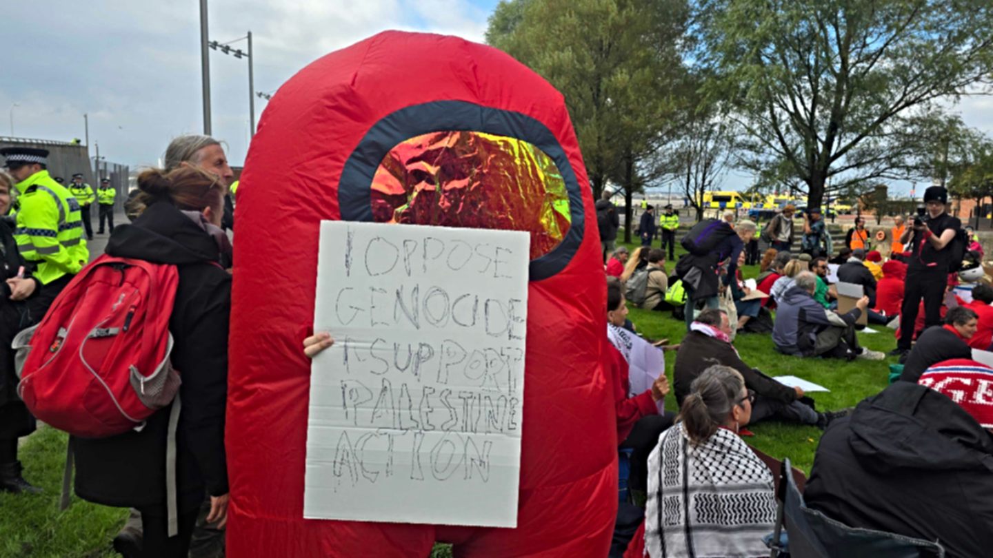 An anonymous protester in an unconventional costume prepares to be arrested in Liverpool, 27 September 2026 (Imran Mulla/Middle East Eye)
