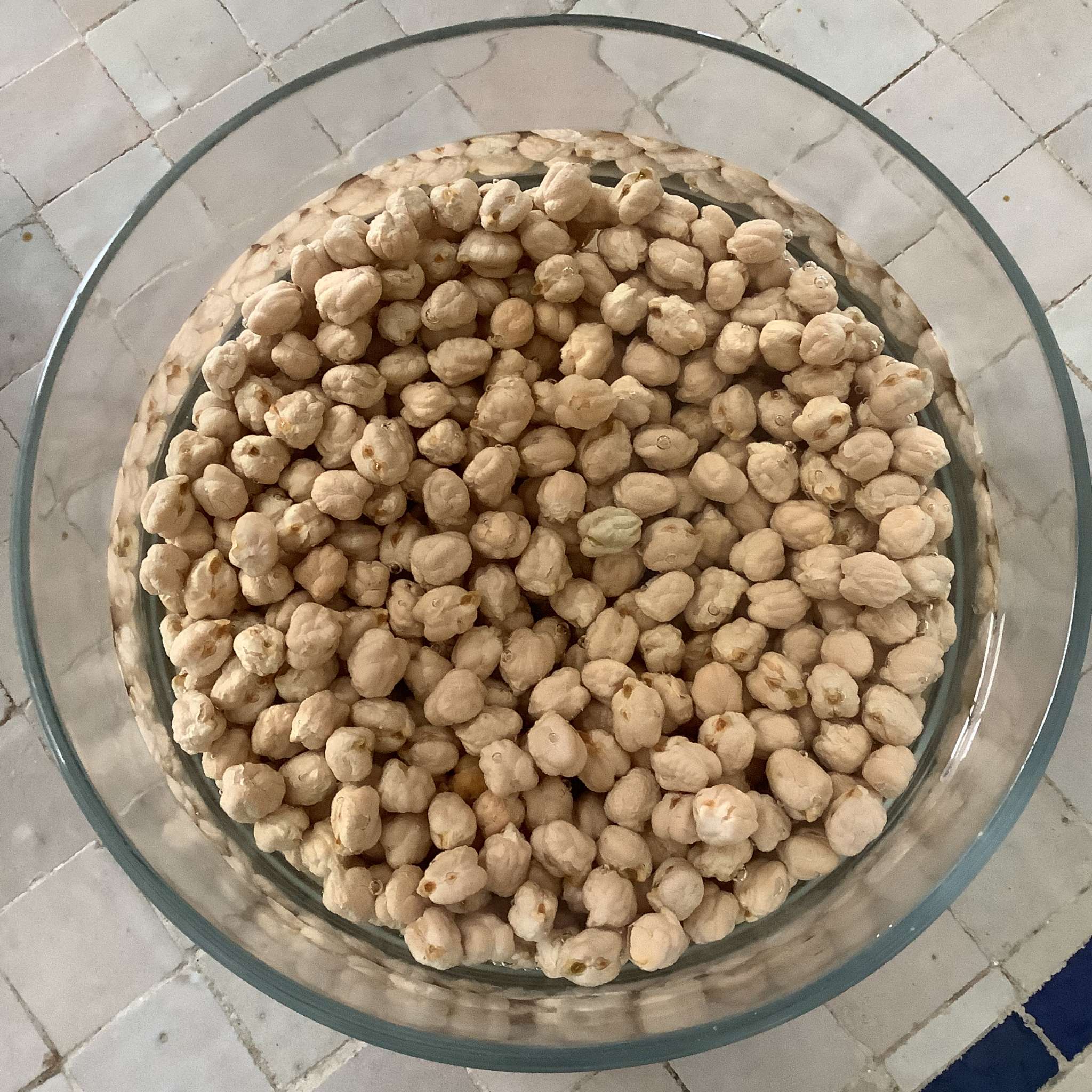 Children are encouraged to use tinned chickpeas as an easier alternative to soaking (MEE/M. Lynx Qualey))