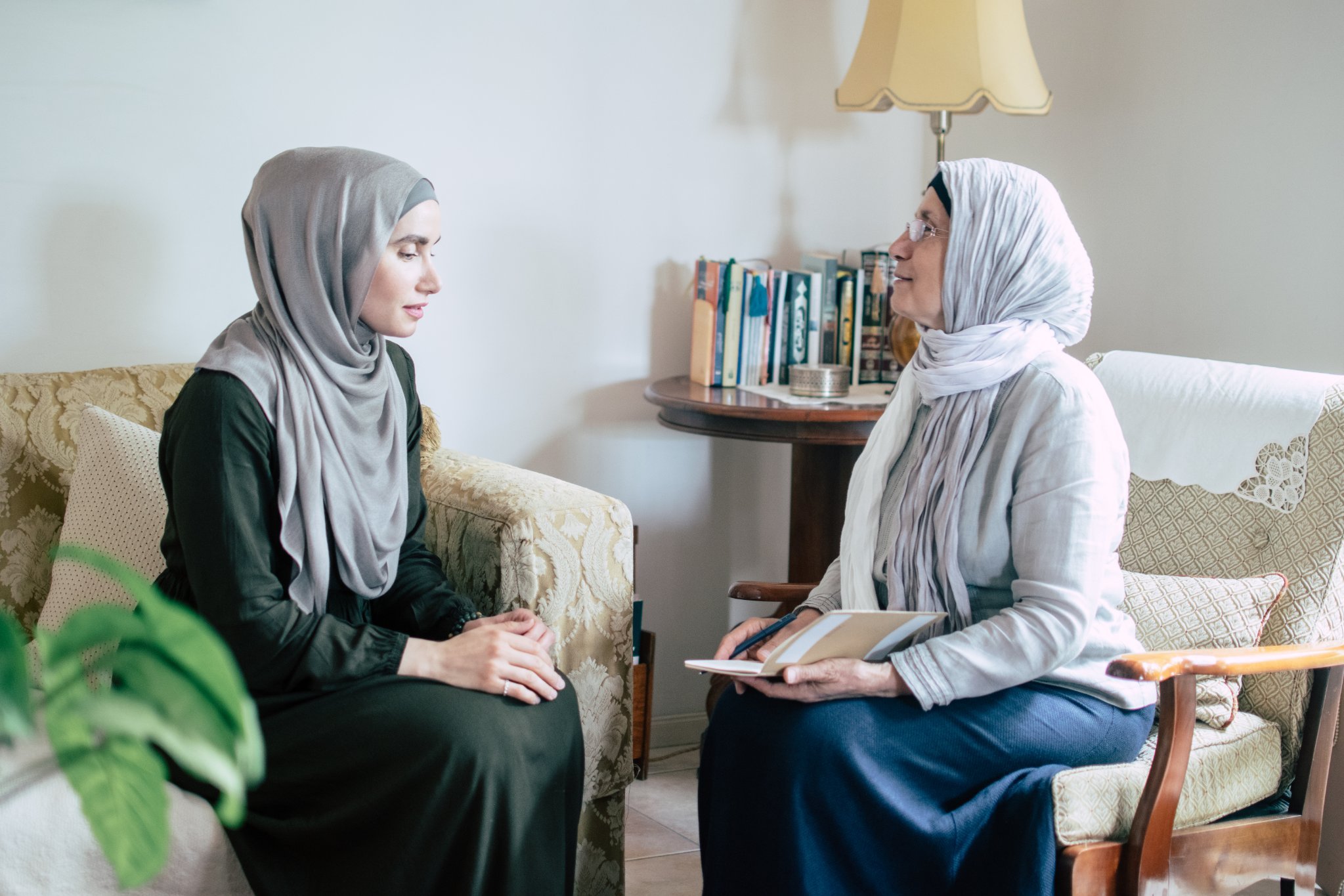 La doula de fin de vie (à gauche) rapporte que la plupart des gens veulent la même chose à la fin de leur vie : être rassurés quant au fait que tout ira bien (Zarwa Yaseen)