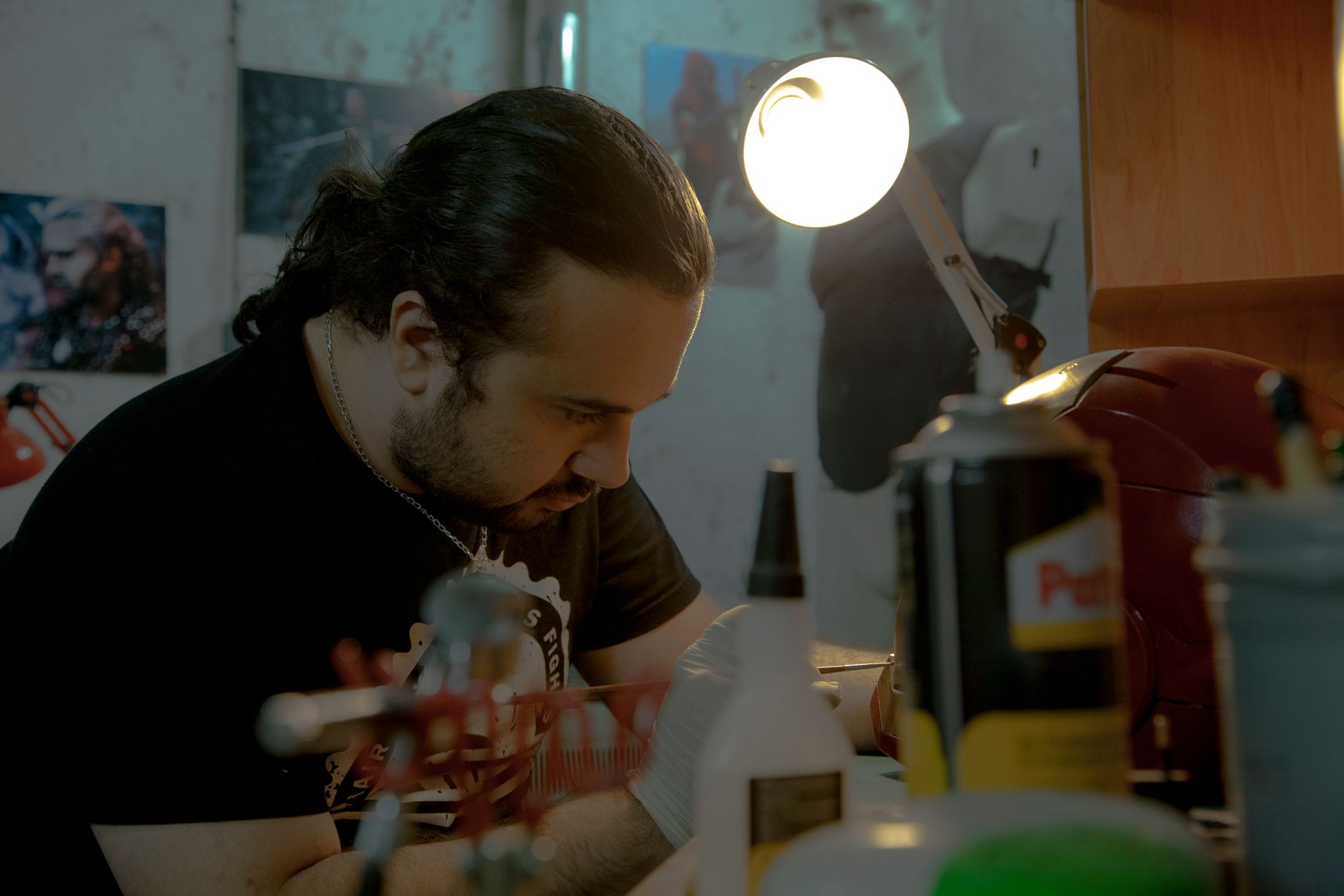 Ashkan Nazari in his workshop (MEE/Mohammad Hashemi)