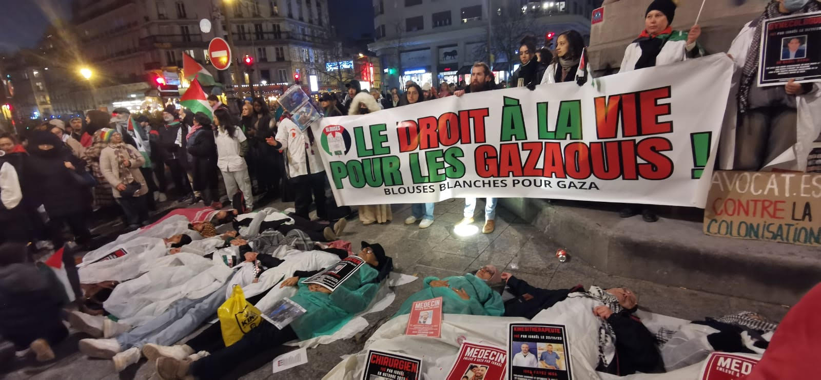 Début décembre, l’OMS avait comptabilisé plus de 449 attaques contre des établissements de santé à Gaza et en Cisjordanie occupée (photo : Blouses blanches pour Gaza)