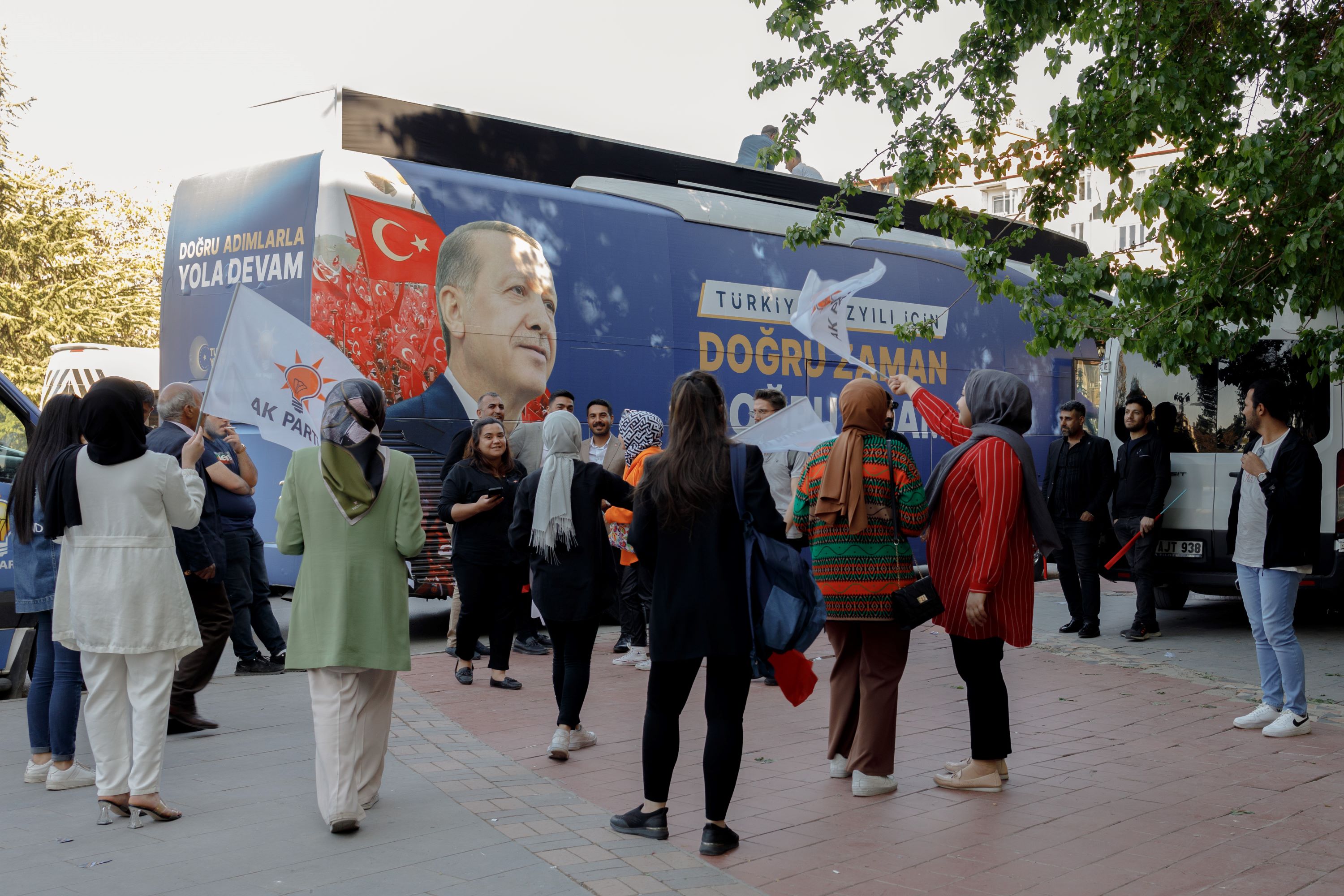 AKP supporters gather and wave flags in Gaziantep’s Dinlenme Park, ahead of the upcoming Turkish general election (MEE/Carola Cappellari)