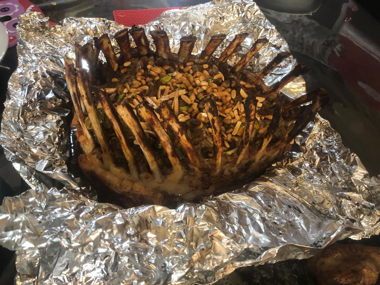 Ces côtes d’agneau farcies de riz et de légumes constituent la couronne de la table de Noël de Nisrren Zeineh (Nisrren Zeineh)