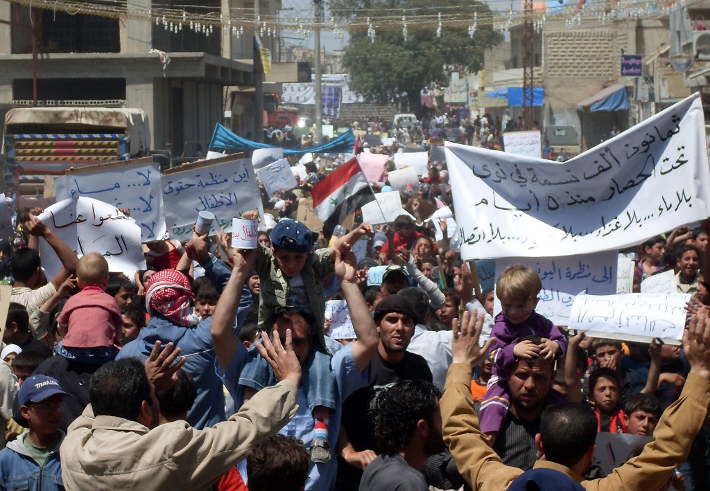 Des Syriens manifestent contre le gouvernement à Nawa, près de Daraa, le 28 avril 2011 (AFP)