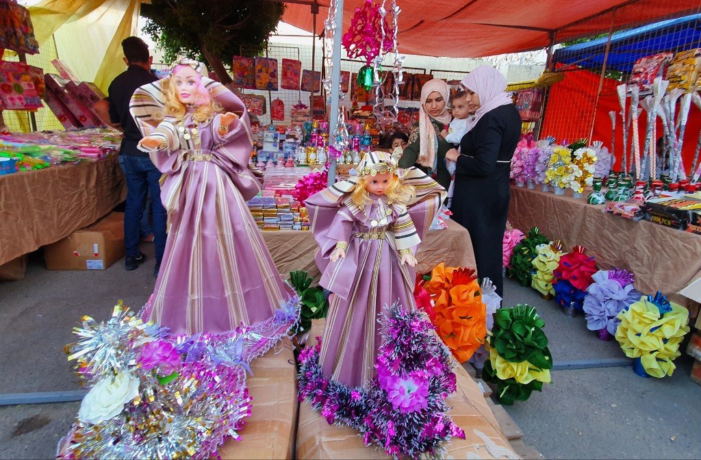 Des gens achètent des décorations et des feux d’artifice à Tripoli, en Libye, avant les célébrations de l’anniversaire du prophète Mohammed (AFP)
