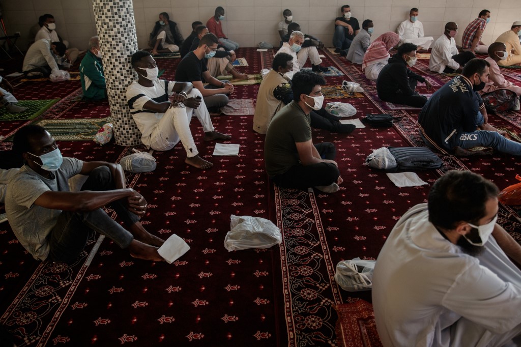 Des musulmans célèbrent l’Aïd al-Adha dans la mosquée Maryam de la ville de Caen, dans le nord-ouest de la France, le 31 juillet 2020 (AFP)
