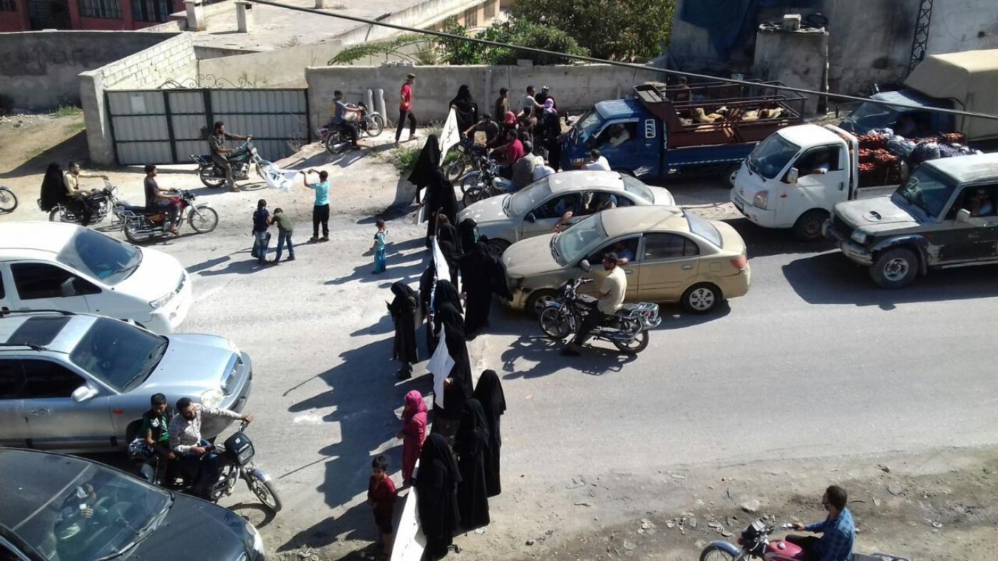 Des femmes manifestent contre HTC, à l’ouest d’Idleb, pour réclamer la libération de leurs maris détenus dans ses prisons, le 16 septembre 2020 (photo fournie)