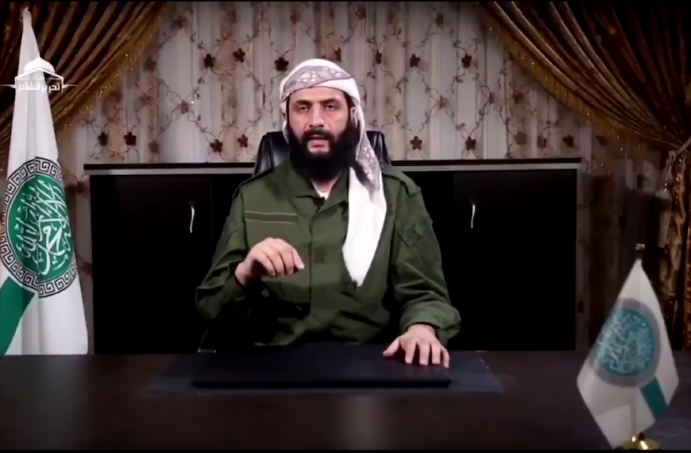 Abou Mohammed al-Joulani parle face caméra depuis un endroit inconnu à Idleb, en 2018 (capture d’écran)