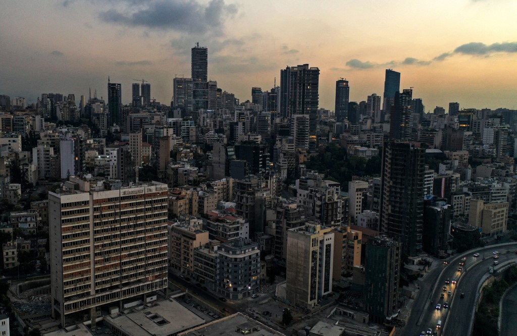 Vue aérienne au coucher du soleil du siège d’Électricité du Liban (à gauche) dans la capitale Beyrouth lors d’une panne de courant, le 11 octobre 2021 (AFP)
