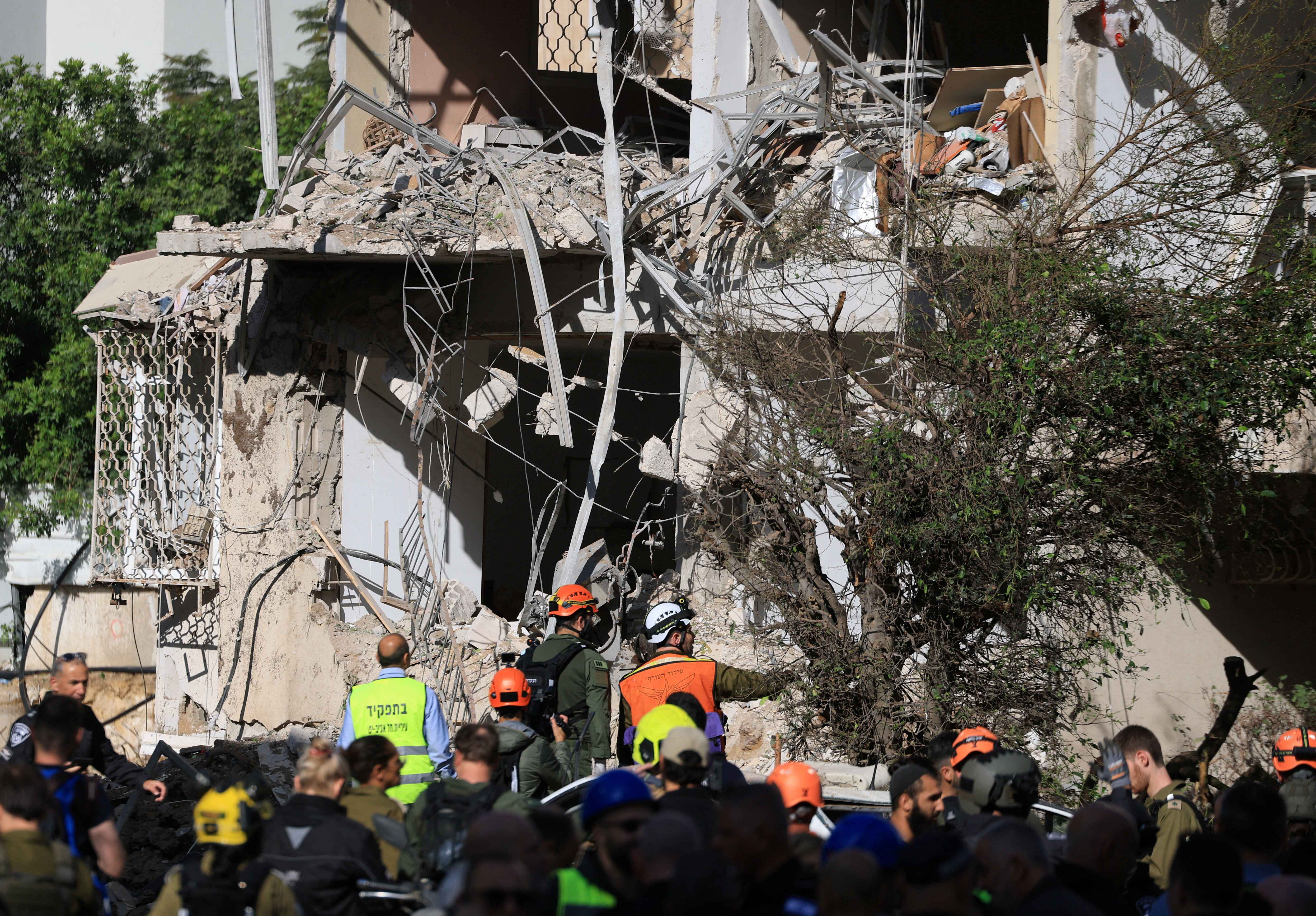 Emergency personnel work at the site following Iranian missile barrages in central Israel, amid the US-Israel war with Iran, in Tel Aviv, Israel, 24 March 2026. (Reuters/Ronen Zvulun)