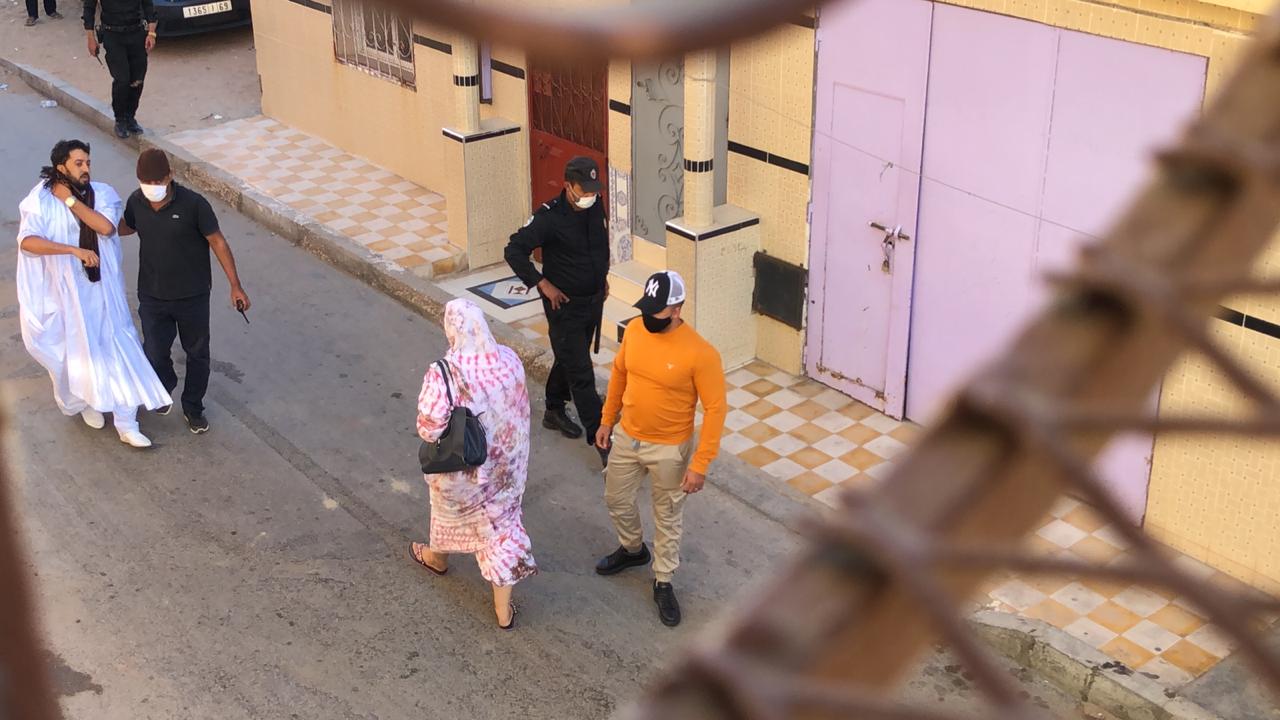 Ahmed Ettanji in his white wedding daraa with security forces (Equipe Media)