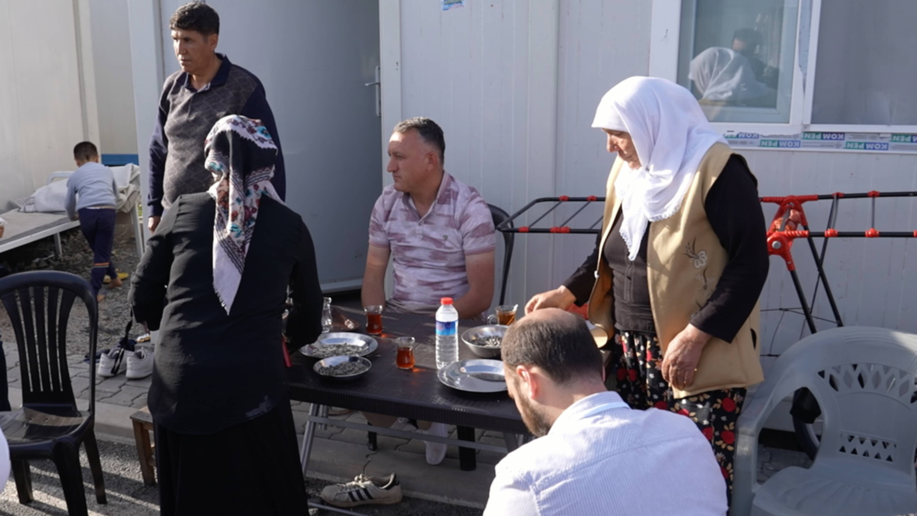 Faruk Ölçücü (au centre) a perdu sa femme ses deux enfants et son frère dans les tremblements de terre (MEE/Yusuf Selman İnanç)