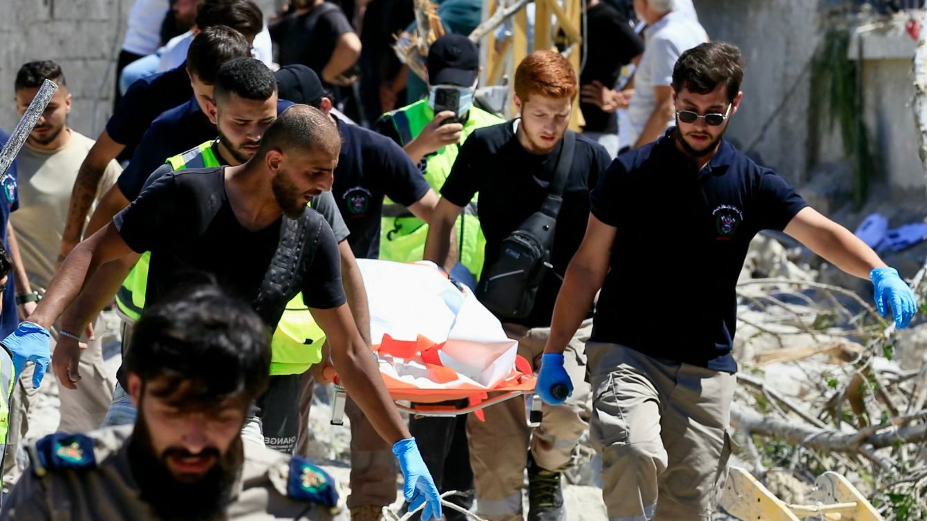 First responders evacuate a body from the site of an Israeli airstrike in the southern Lebanese village of Qennarit, 20 June 2026 (AFP)