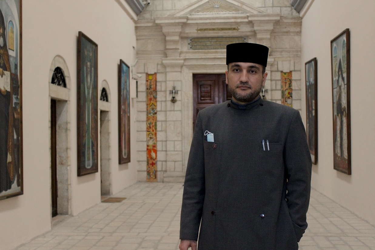 Frère Koryoun Baghdasaryan dans les locaux du patriarcat arménien de Jérusalem, dont il est le chancelier, au cœur de la vieille ville ((MEE/Clothilde Mraffko)