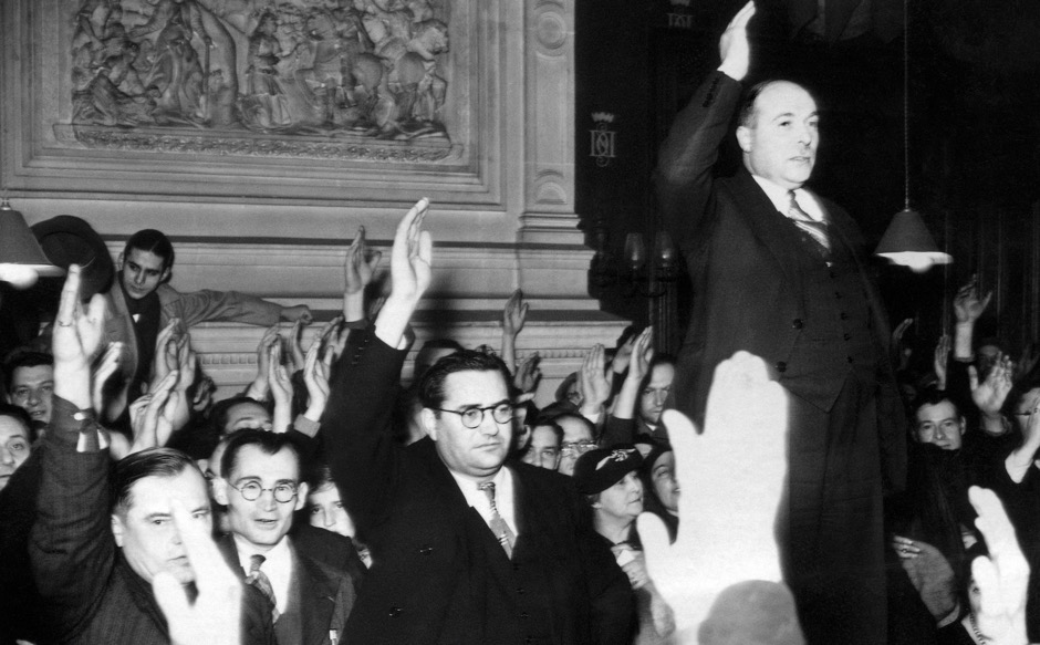 Photo des années 30 montrant des membres du Parti populaire français effectuant le salut nazi lors d’un meeting du parti ultra-nationaliste (AFP)&nbsp;
