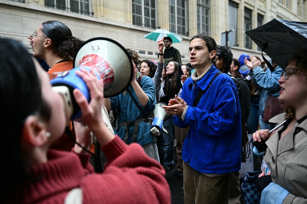 Rally in support of Palestinians after a makeshift camp in front of the Sorbonne University was evacuated by the police in Paris on 2 May 2024 (Miguel Medina/AFP)