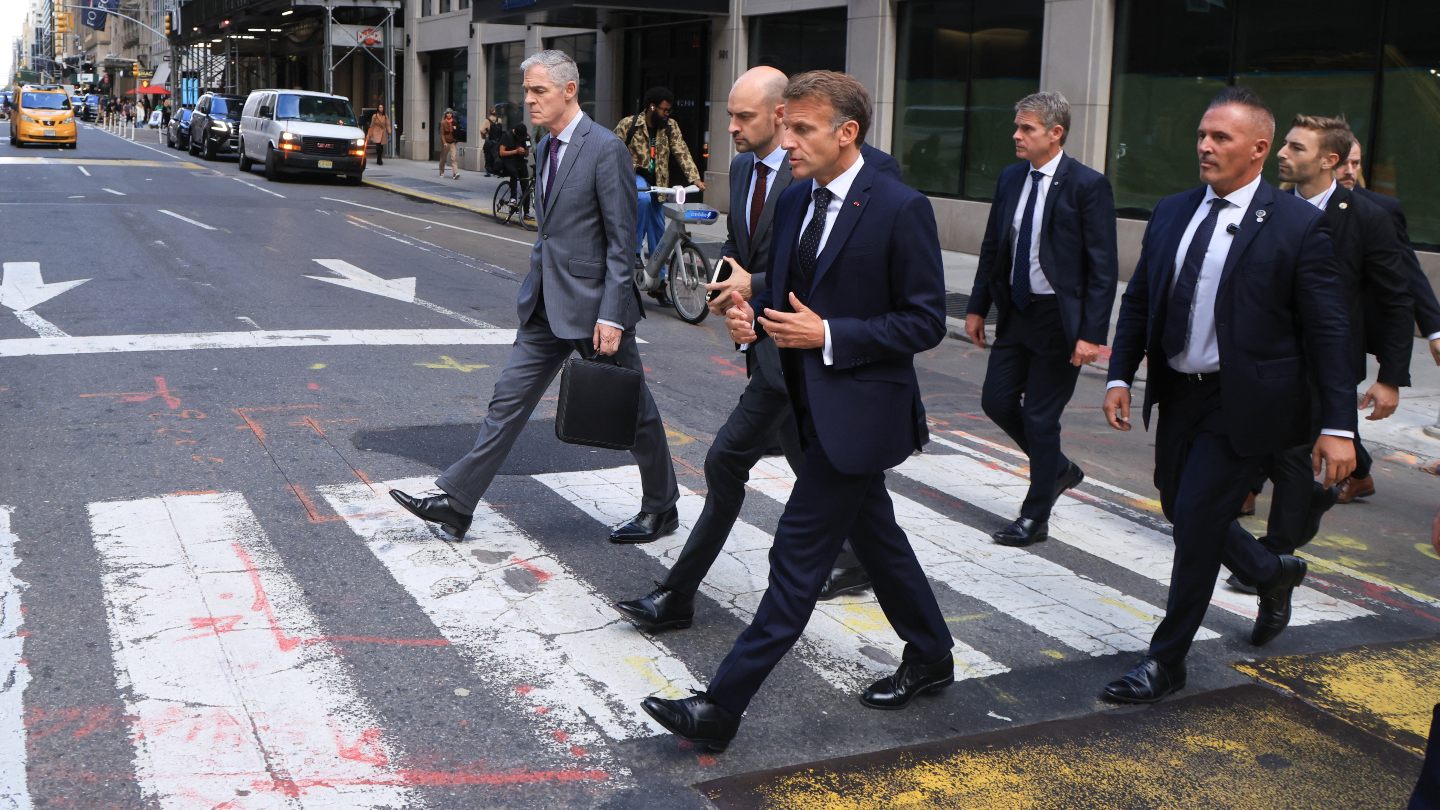 French President Emmanuel Macron walks with Jean-Noel Barrot and Jerome Bonnafont as they head to Trump Tower in New York City, 21 September 2026 (Ludovic Marin/AFP)