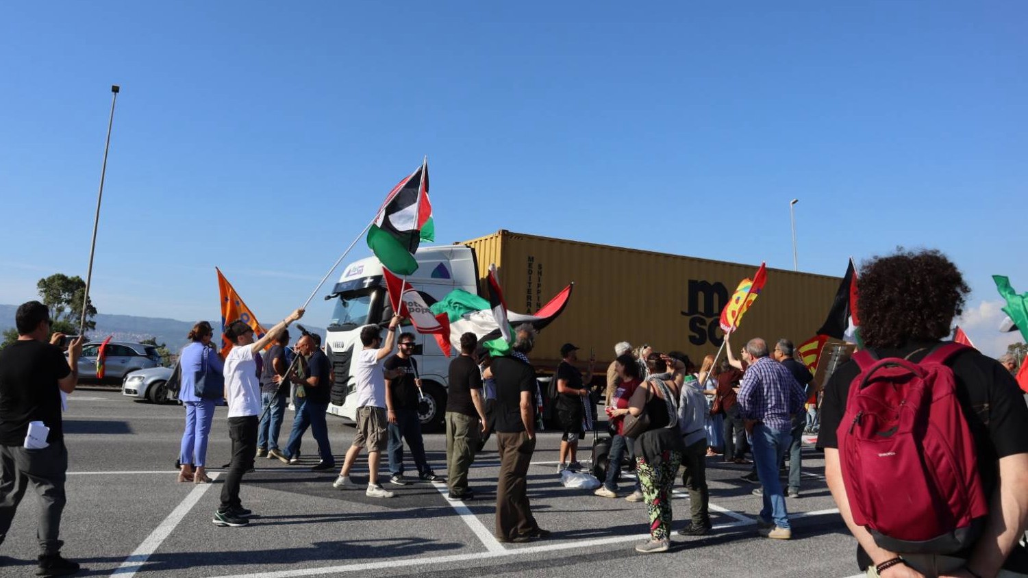 Activists hold a demonstration at Gioia Tauro (Dalia Ismail/MEE)