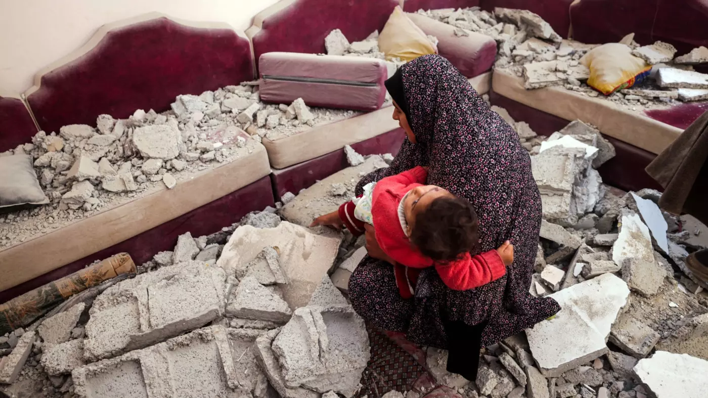 woman holds child rafah gaza