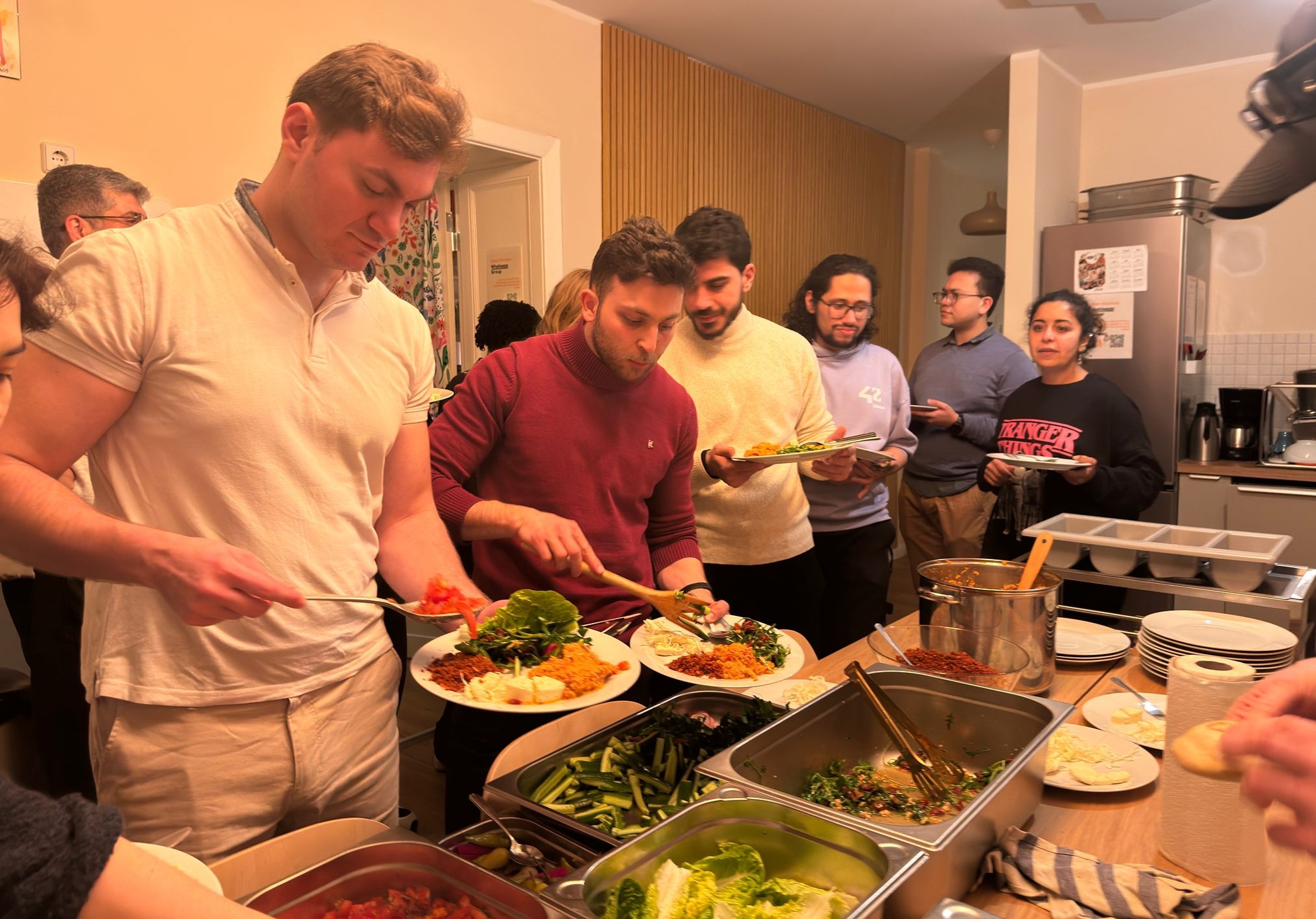 People are queuing up to serve themselves the meal of the week at the Open Kitchen, DATE (Nuran Gunduz)