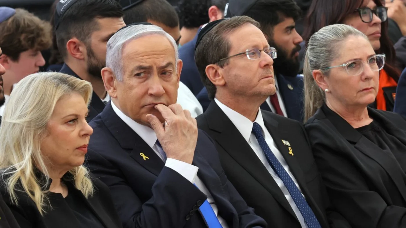 The Israeli prime minister's wife Sara, Prime Minister Benjamin Netanyahu, President Isaac Herzog and First Lady Michal Herzog attend a memorial ceremony (Gil Cohen-Magen / POOL / AFP)