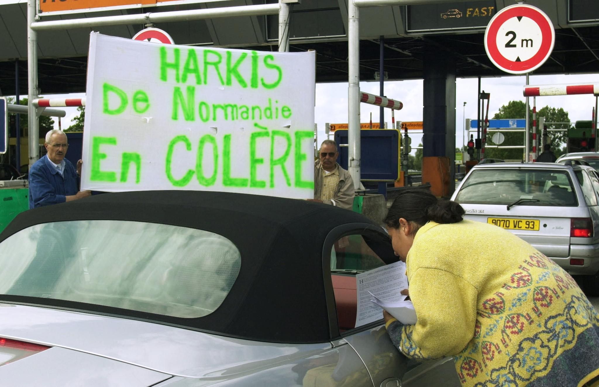 Harkis in France protest in 2000, against President Abdelaziz Bouteflika's comments on their community (Mehdi Fedouach/AFP)