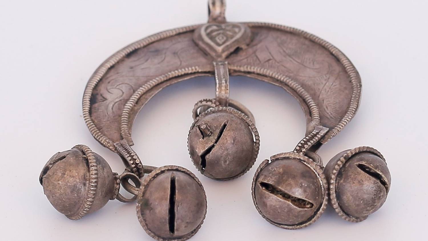 Des photographies de bijoux traditionnels de la collection de Sadia el-Salahi sont incluses dans les archives (Sudan Memory)