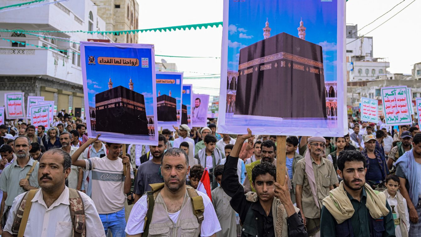 Houthi supporters hold placards depicting the Kaaba during a protest against Saudi Arabia in Hodeida, Yemen, 18 September 2026 (Zayed Al-Waqidi/AFP)