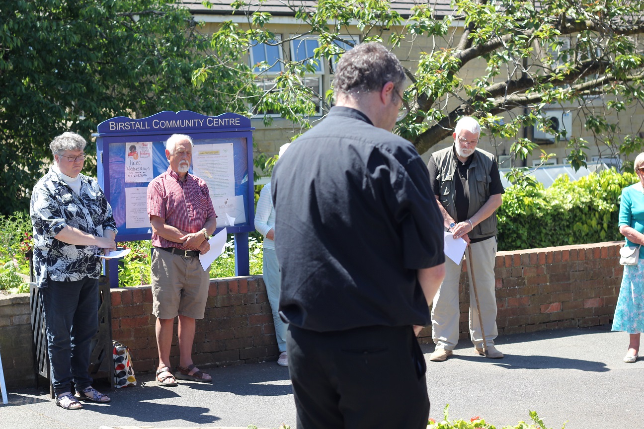 Reverend Mike Green leads mourners in a prayer for Jox Cox in Birstall (MEE/Alex MacDonald)