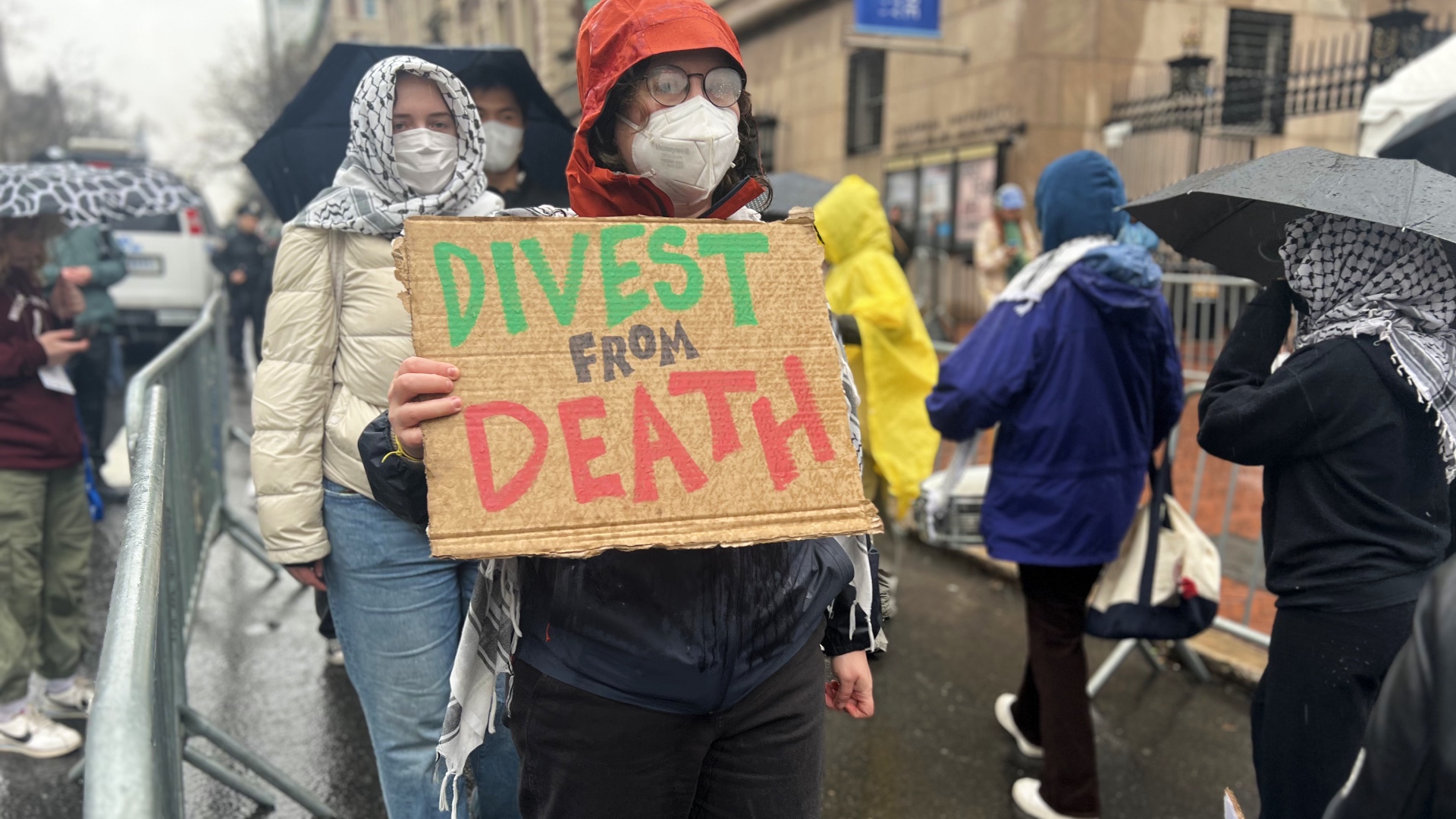 Students protest outside the main entrance of Columbia on 24 March 2025 (MEE/Azad Essa)