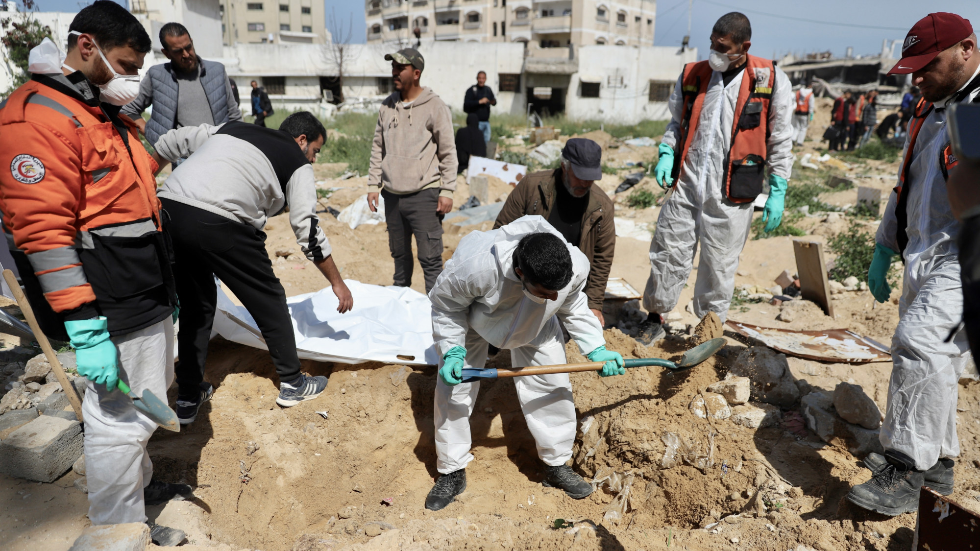 The Palestinian Civil defence says it lacks the necessary tools to excavate all the dead due to Israel's siege (MEE/Mohammed al-Hajjar)