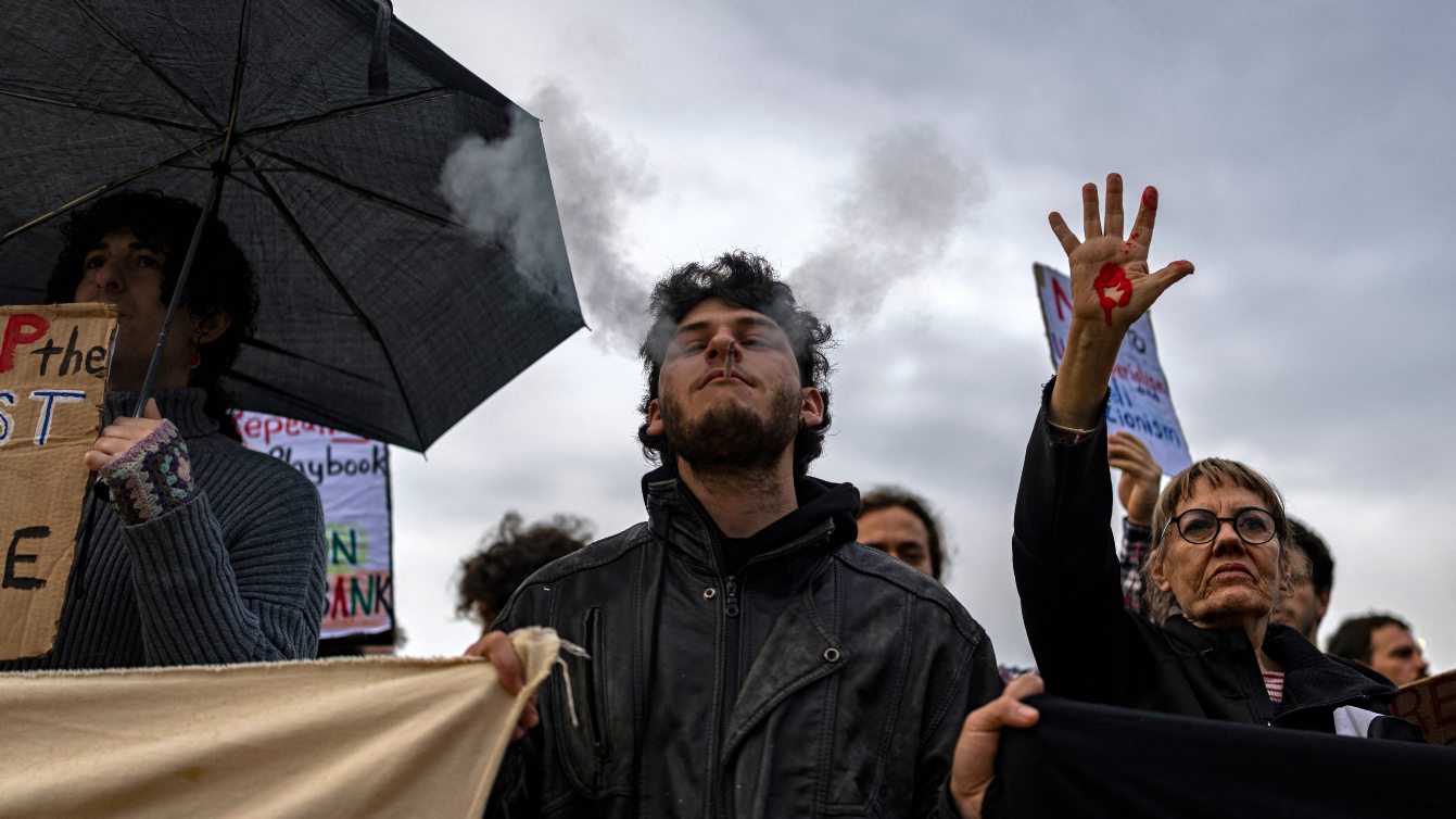 Israeli left-wing activists take part in a protest in Tel Aviv on 21 March 2026, against the ongoing war with Iran. Ilia YEFIMOVICH / AFP