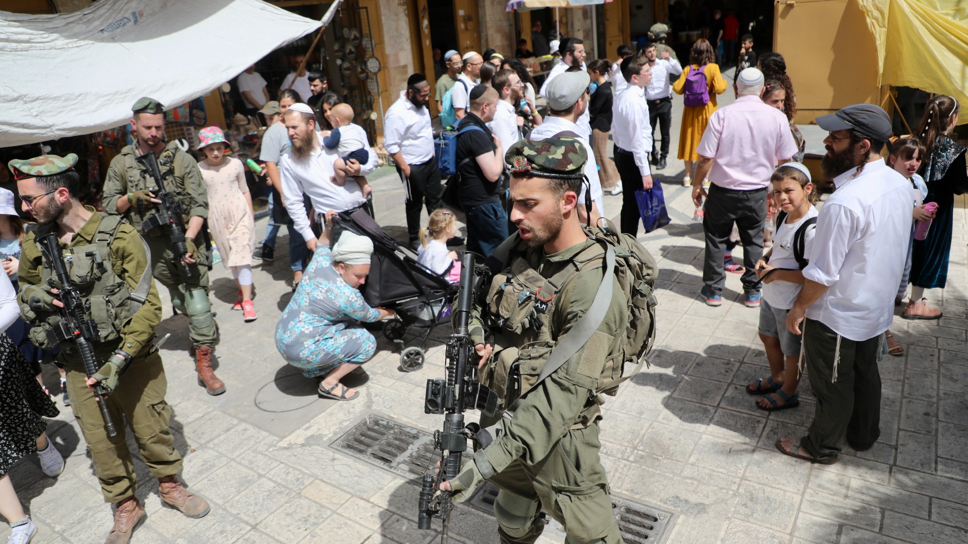 Israeli soldiers ban Muslim visitors from entering the Ibrahimi mosque 