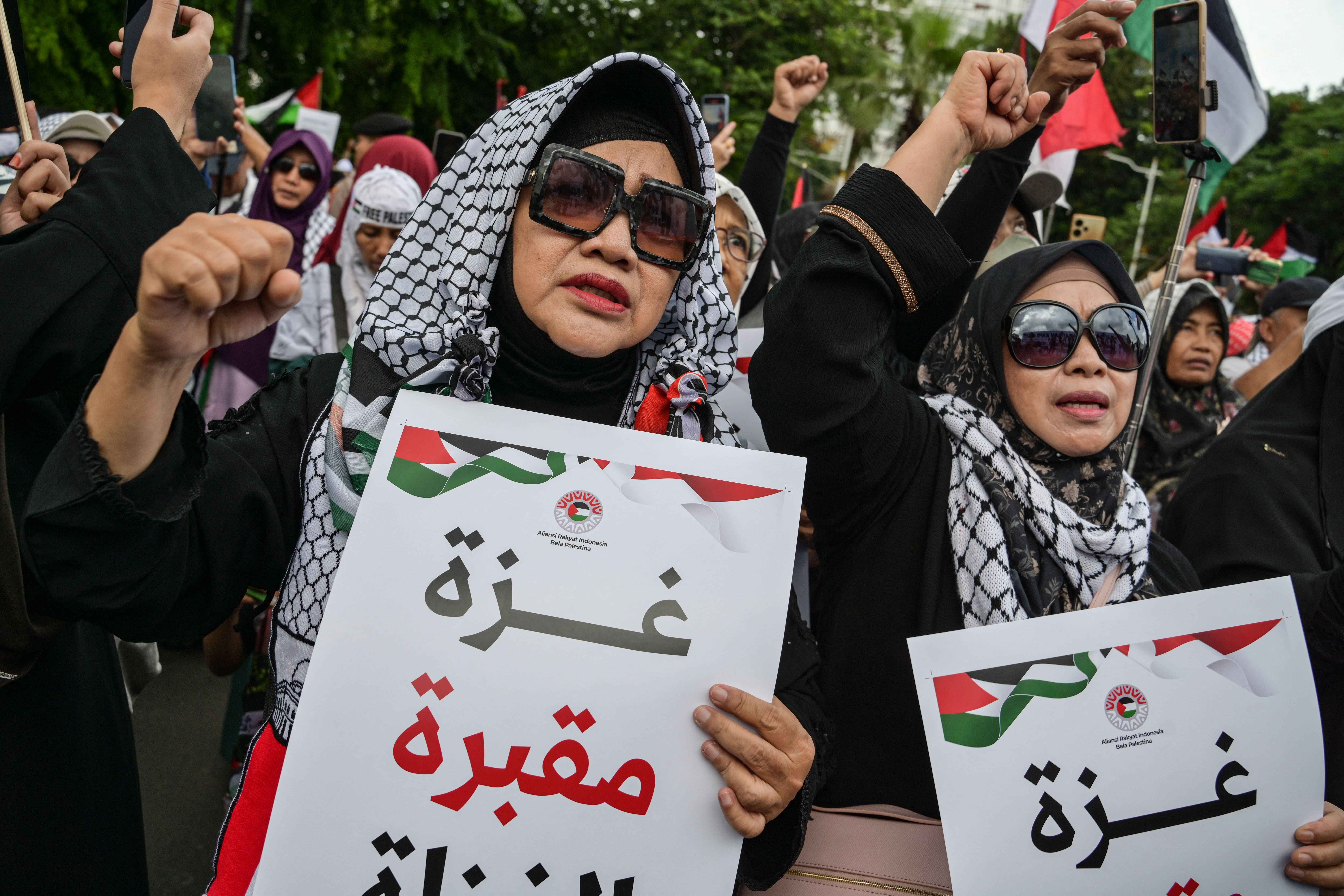 Pro-Palestine rally in front of the US embassy on 17 January in Jakarta, Indonesia celebrating ceasefire deal (AFP/Bay Ismoyo) 