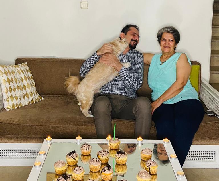 Un couple joue avec son chien à son domicile à Téhéran (MEE/Sara Jafari)