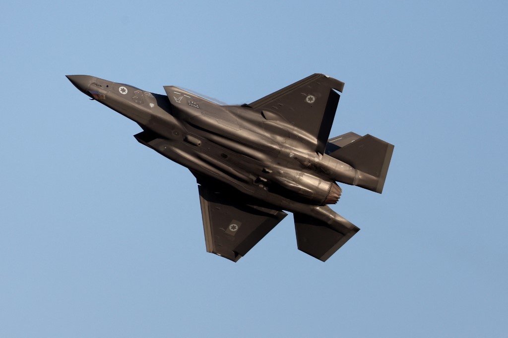 Israeli F-35 fighter jet at the Hatzerim base in the Negev desert, (Jack Ruez/AFP)