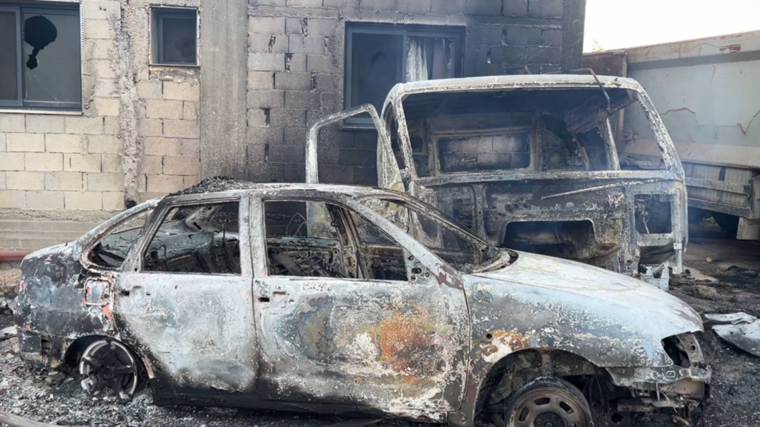 Israeli settlers set fire to around 50 vehicles in the village of al-Mughayir, in the occupied West Bank (MEE/Mohammed Turkman)