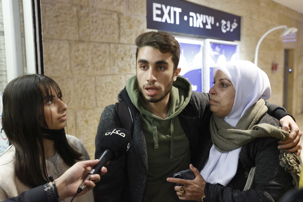 Relatives greet Israelis evacuated from Ukraine at Ben Gurion airport, Tel Aviv on 1 March 2022 (AFP)