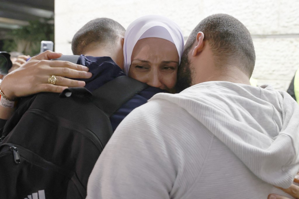 Relatives greet Israelis evacuated from Ukraine at Ben Gurion airport, Tel Aviv on 1 March 2022 (AFP)