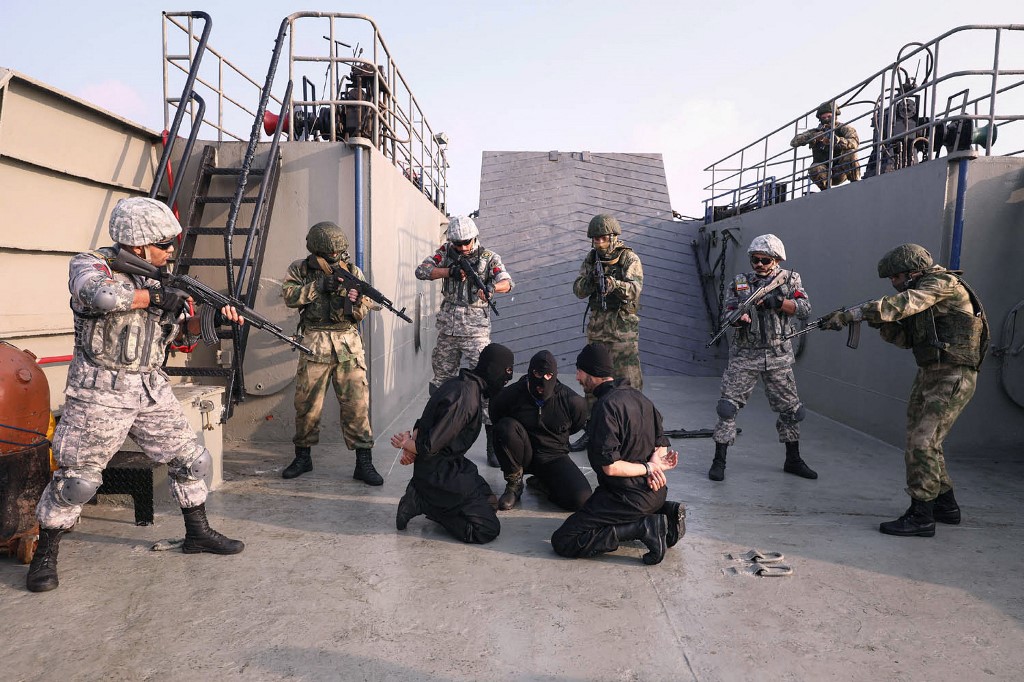 Troops participating in an exercise at sea during a joint military drill for Iranian, Russian and Chinese warships in the Indian ocean, 21 January 2022 (AFP)