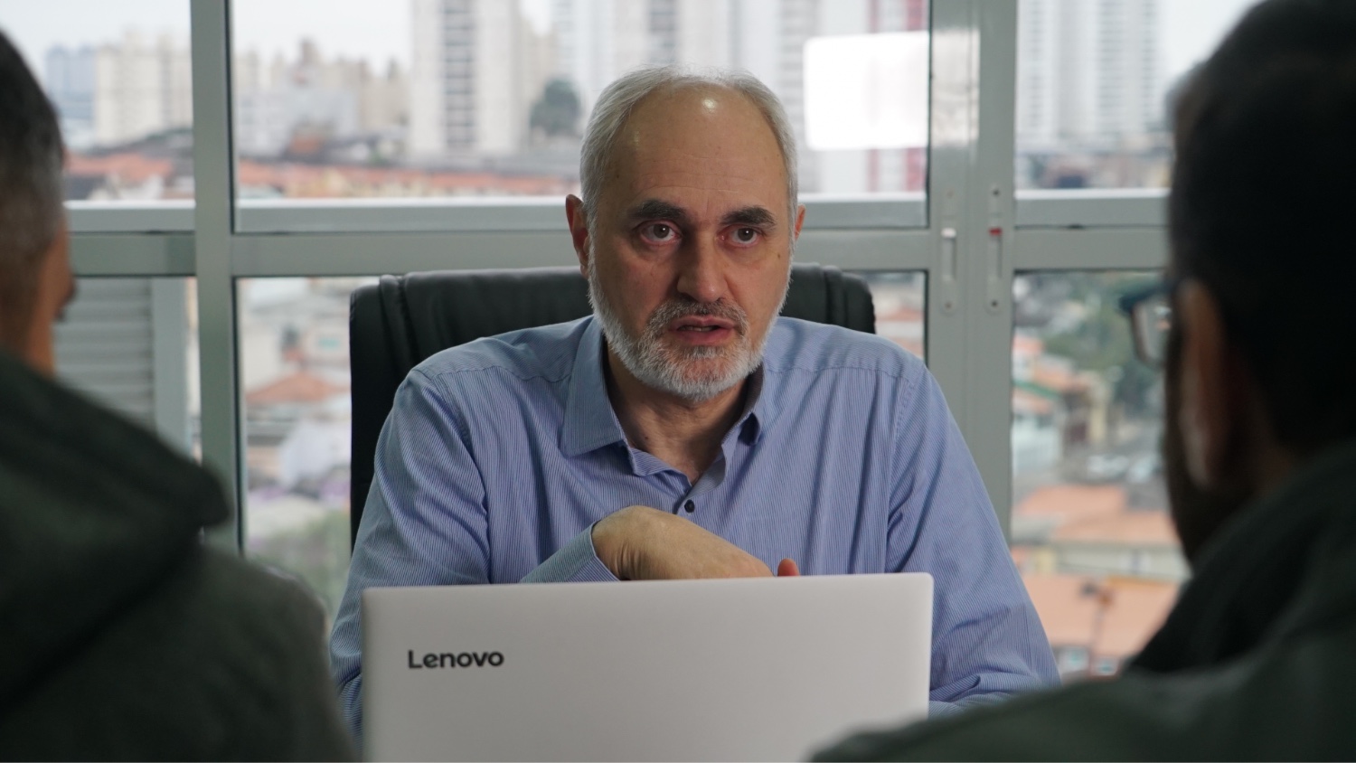 Jehad Hamada, President of the Latin-Arab Centre for Strategic Studies, speak to members at his office in Sao Paulo (MEE/Eman Abusidu)