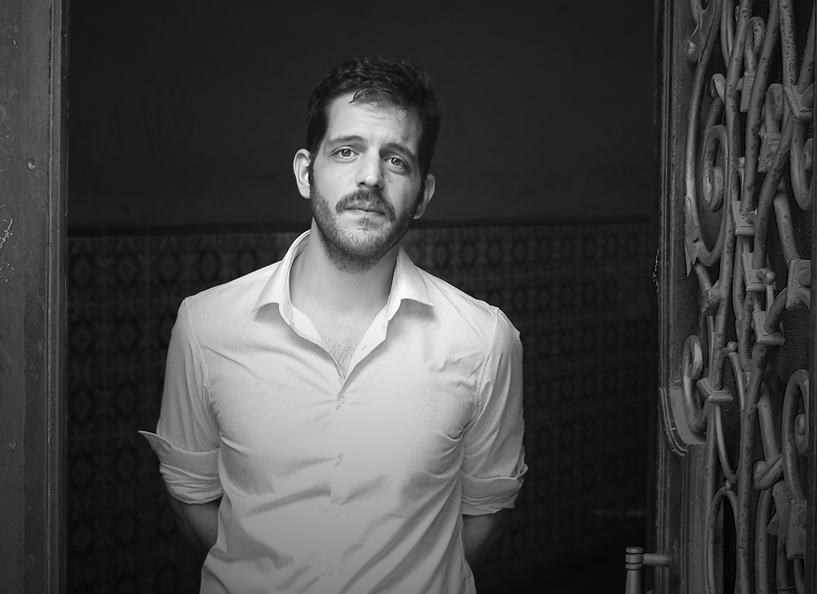 Né à Jérusalem, Karim Kattan a été naturalisé français pendant son adolescence. Il est diplômé de l’École normale supérieure de Lyon (Héli Chelli)