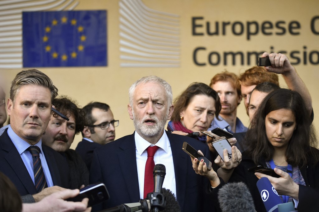 Then-Labour Party leader Jeremy Corbyn (C), next to Labour's Brexit pointman Keir Starmer (L), gives a press conference after a meeting with senior EU officials in Brussels, 27 September 2018 (AFP)
