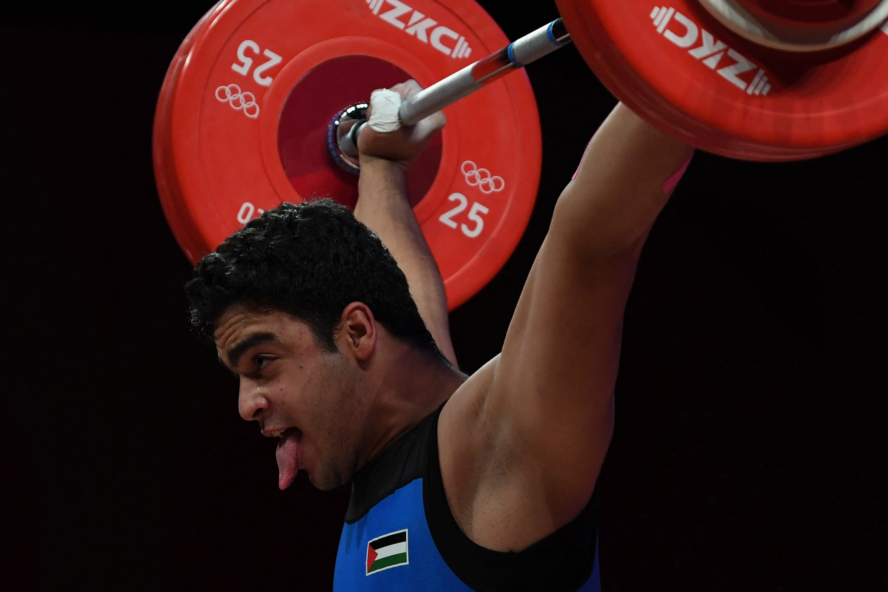 Le Palestinien Mohammed Hamada participe à la compétition masculine d’haltérophilie dans la catégorie des moins de 96&nbsp;kg à Tokyo (AFP)