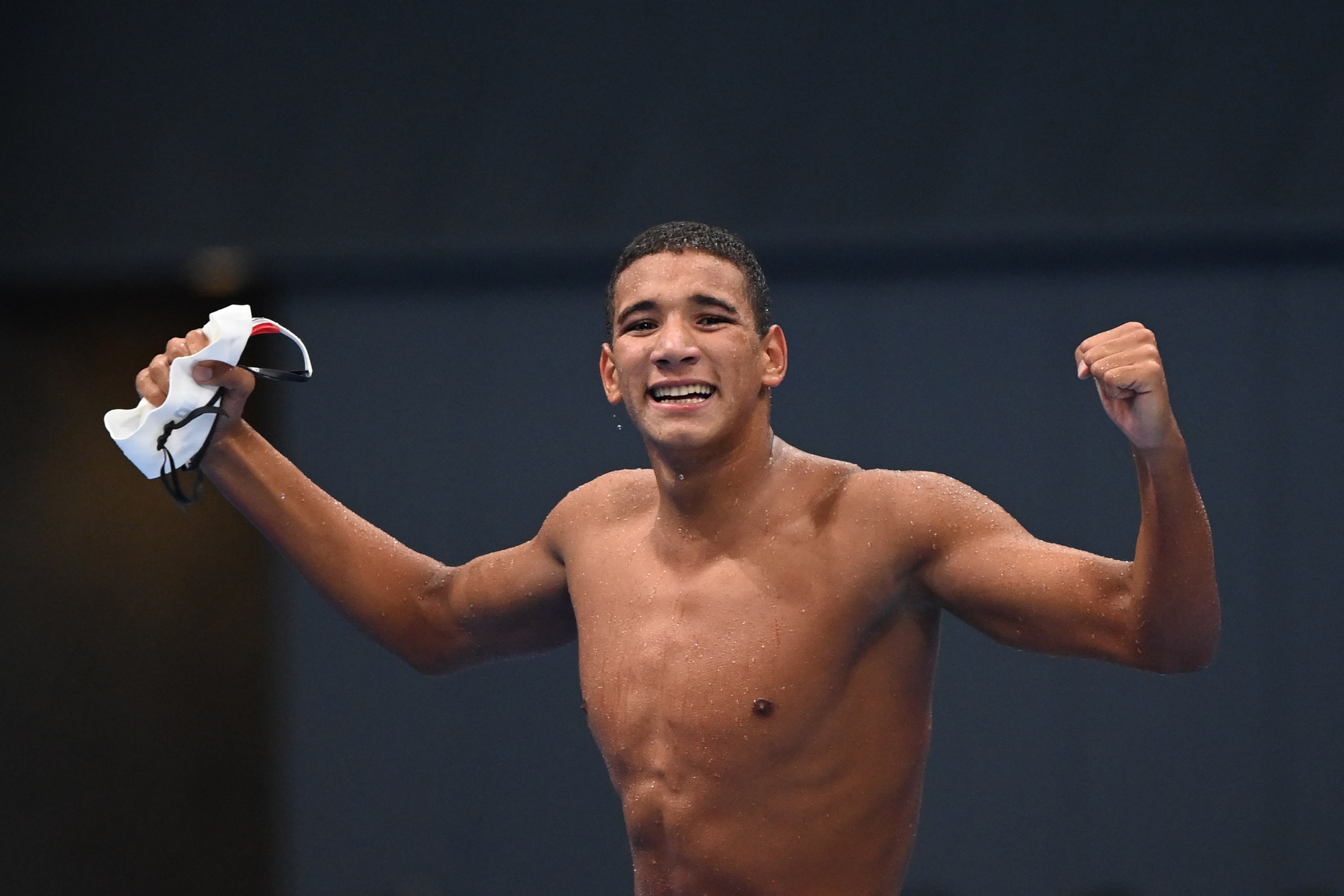 Le nageur tunisien Ahmed Hafnaoui célèbre sa victoire en finale du 400&nbsp;m nage libre (AFP)